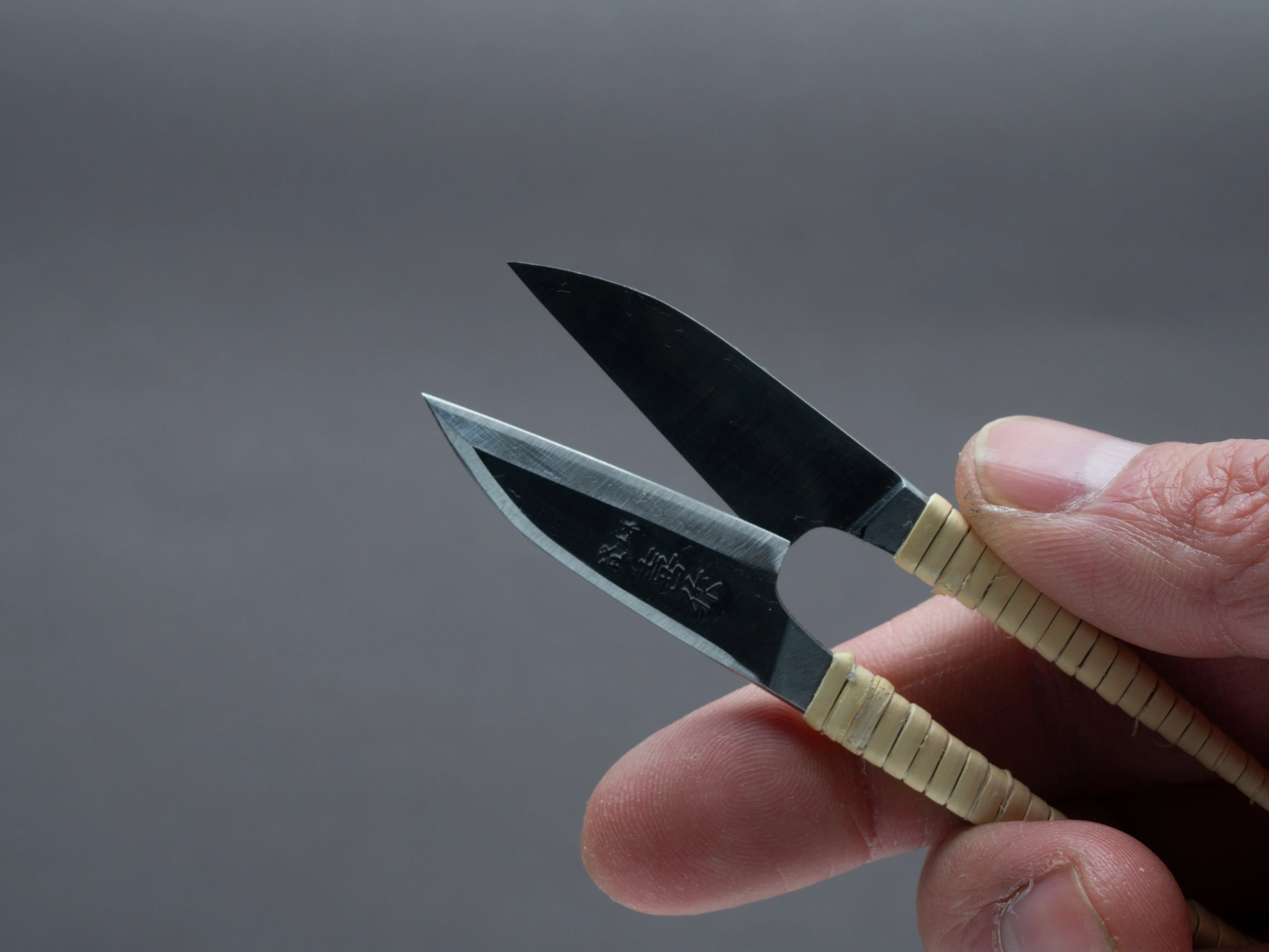 Morihei - Kisaku Nigiri - 105mm Thread Shears - Rattan Handle - Kiri Box