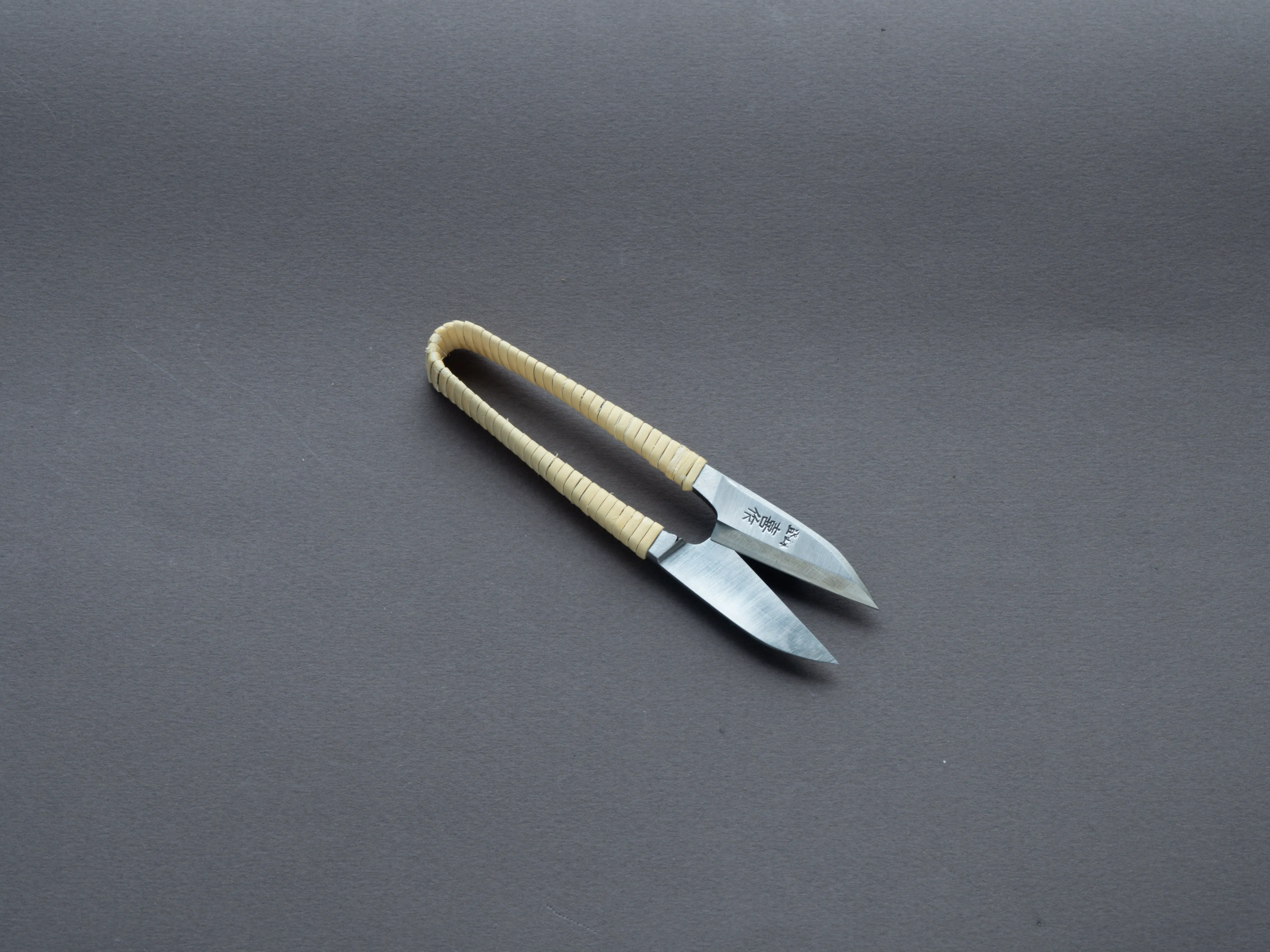 Morihei - Kisaku Nigiri - 105mm Thread Shears - Rattan Handle - Kiri Box