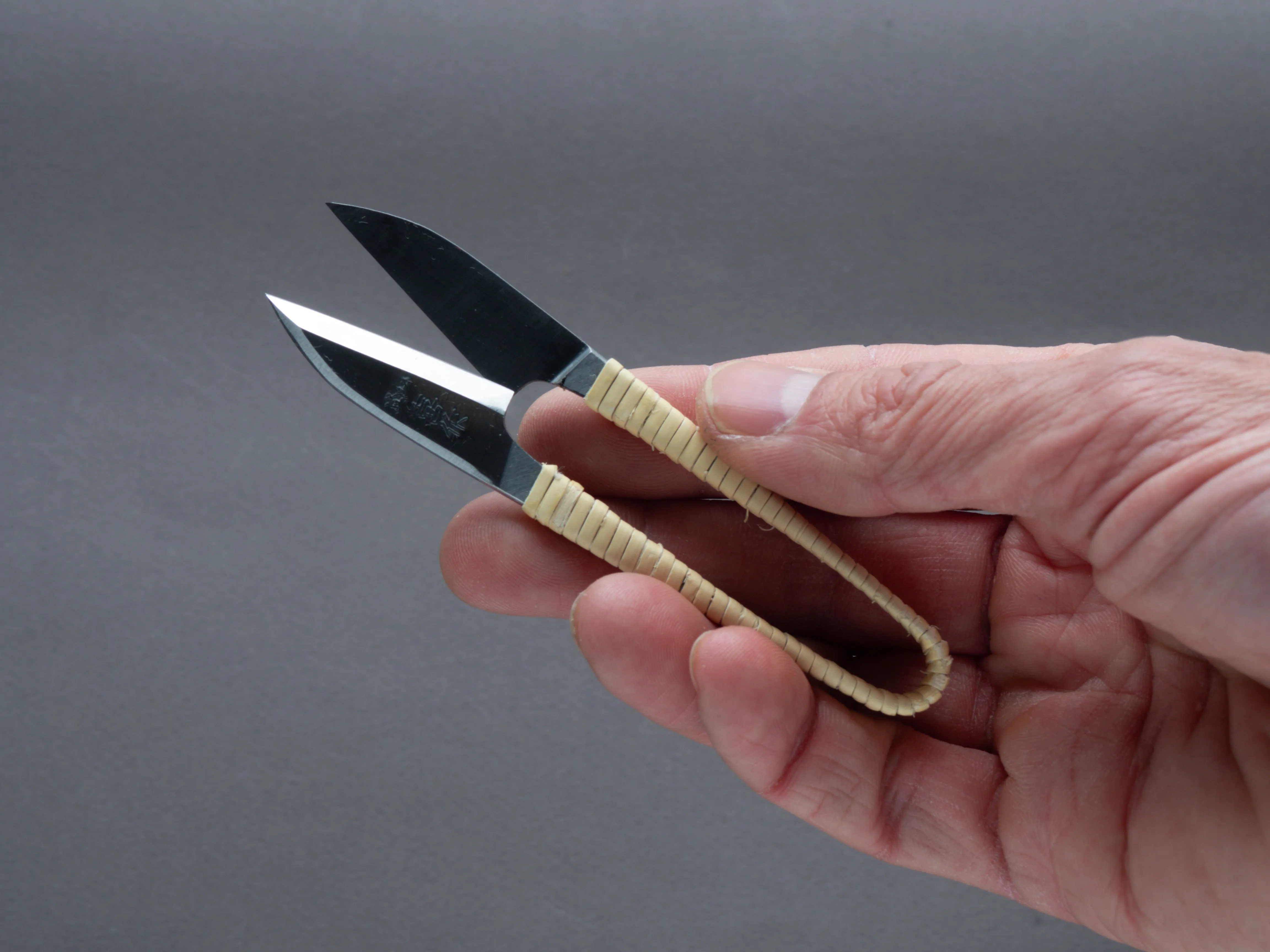 Morihei - Kisaku Nigiri - 105mm Thread Shears - Rattan Handle - Kiri Box