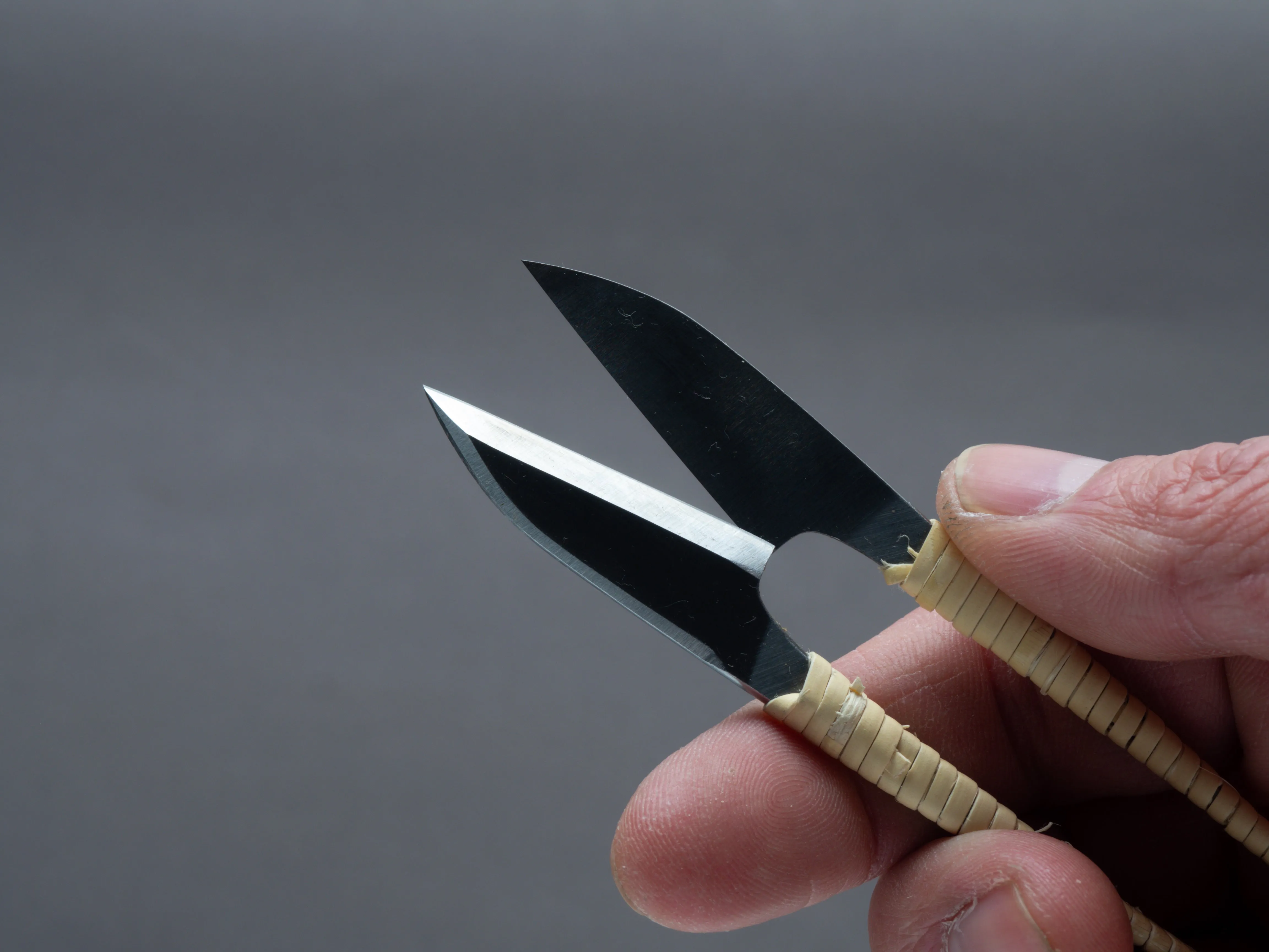 Morihei - Kisaku Nigiri - 105mm Thread Shears - Rattan Handle - Kiri Box